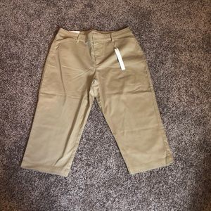 Gloria Vanderbilt - Khaki Capris - Size 8